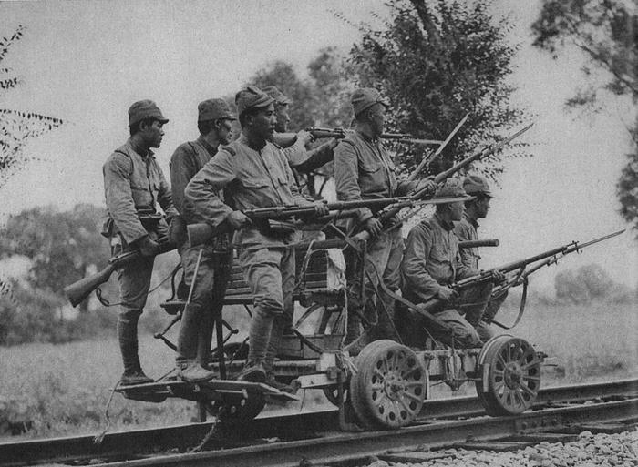 1940年1月，鄂东地区的一处田地里，一名身穿便衣的年轻人从树林里狂奔而出，身后