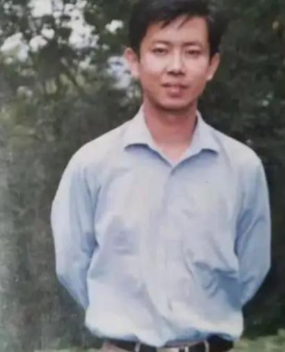 2019年，“我宁死也不道歉！”在乡镇执教19年优秀教师，在亲吻自己儿女后，来到