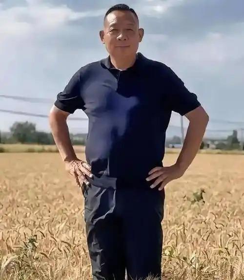 所有人都以为于东来是在散财，可仔细一琢磨，这人是在下一盘大棋。几十个亿撒出去，表