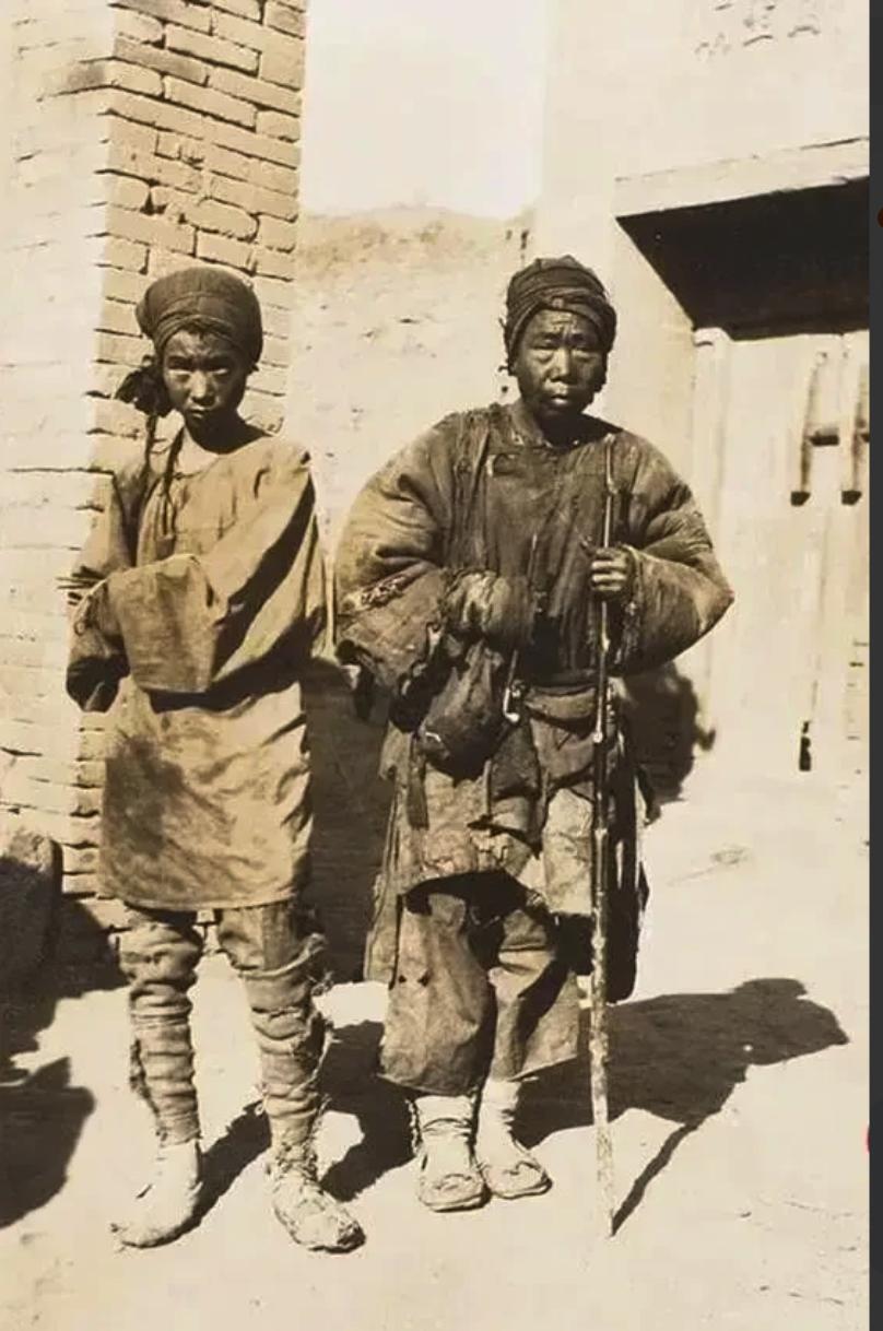 1937年，两个红军虚弱到踉跄，张口就找刘伯承。哨兵通报后司令员刚出门，两人竟直