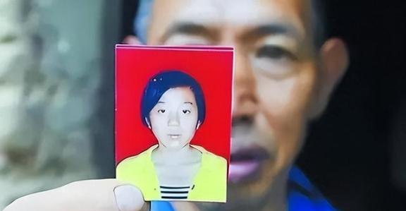 武汉街头老汉捡到两个女婴，长大后成博士和军医，亲生父母找上门，女儿一句话暖哭众人