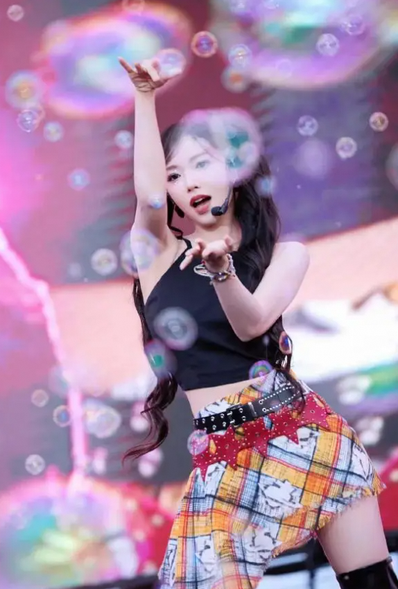 程潇音乐节直拍超美魔鬼身材超吸睛