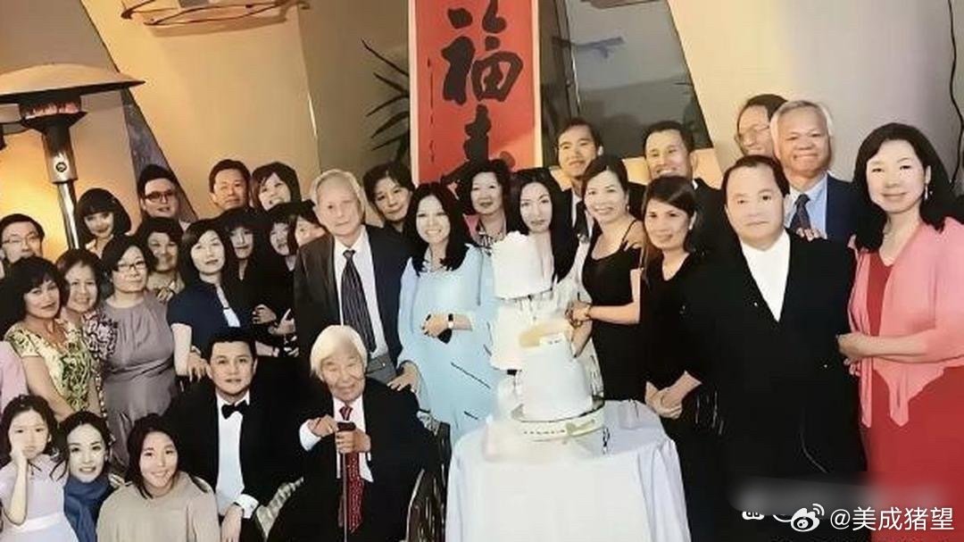 王菲应该曾深深地爱过李亚鹏。不信你看这个细节！