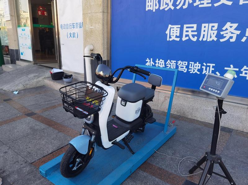 商家彻夜排队给旧国标车上牌。昨天我们说过，12月1日旧国标电动车禁止销售，以后卖