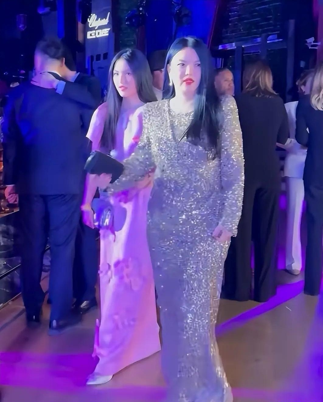 49岁李湘减肥成功，带女儿参加晚宴，一家三口再同框，离婚后还能处成朋友真不容易