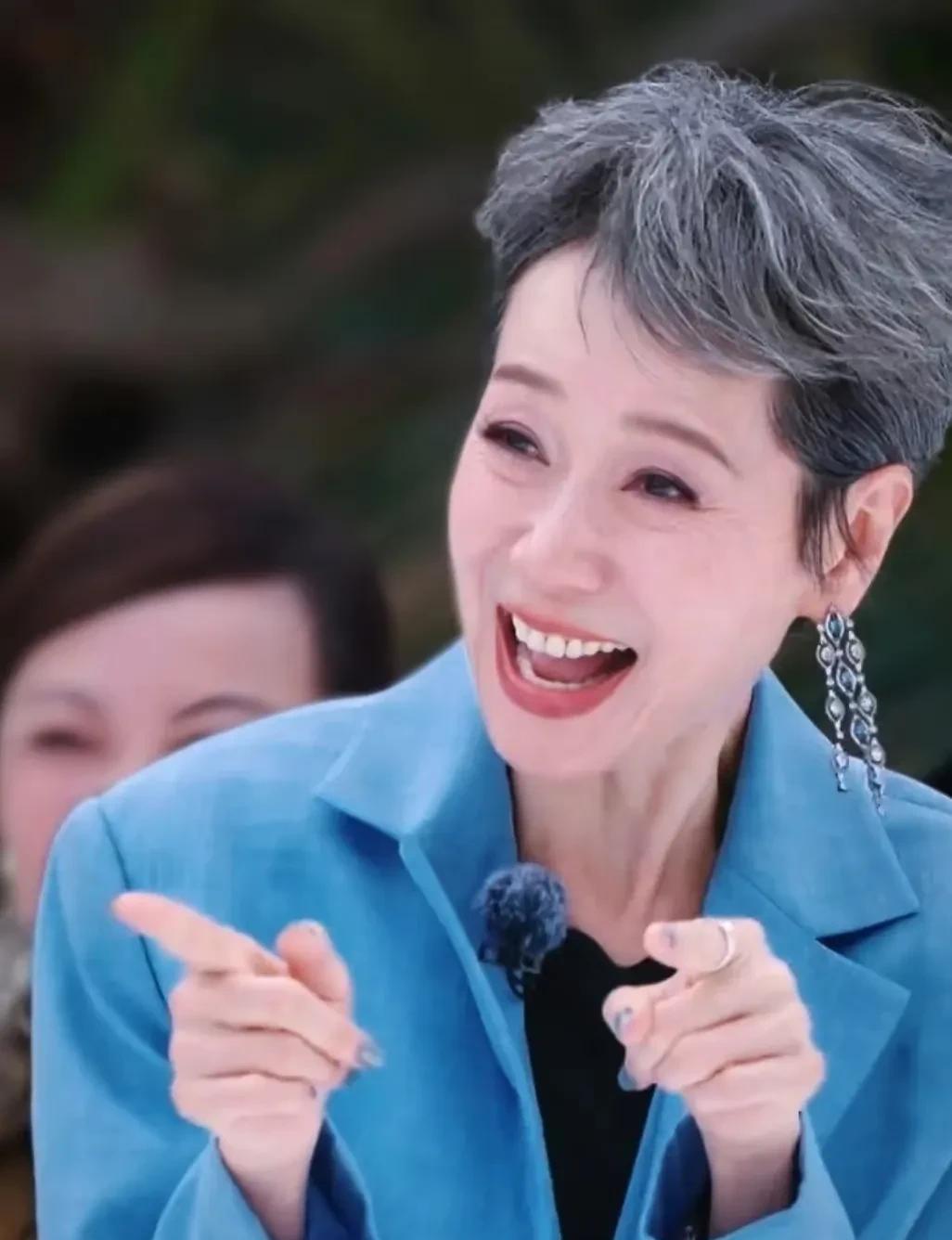62岁的叶童夺冠我一点也不惊讶，但我万万没想到，当主持人问她为什么不把头发染