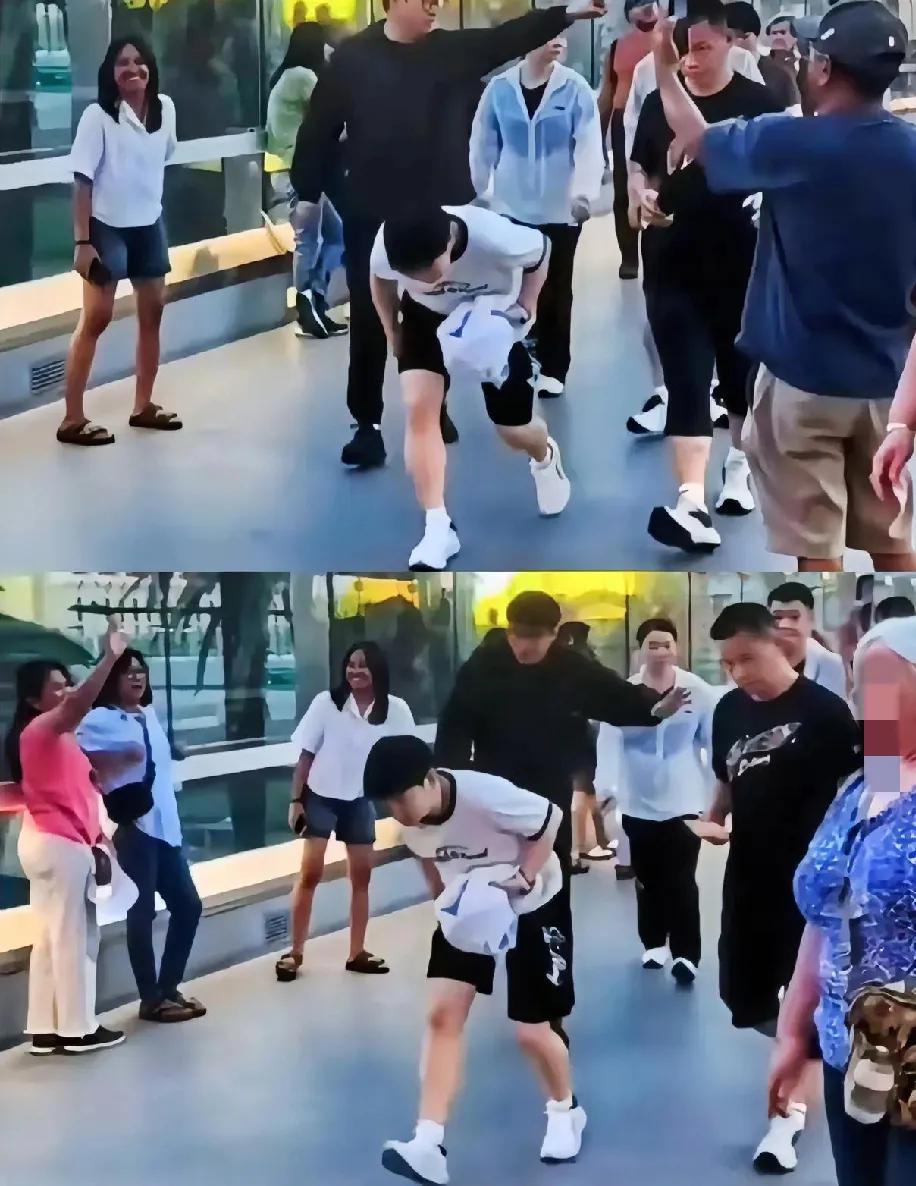 莎莎这个弯腰的动作，体现了她超高的素质，这么多球迷喜欢她不是没有道理。W
