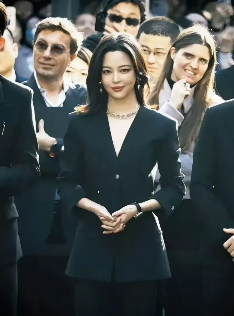 辛芷蕾获威尼斯电影节影后是有点玄学在里面的看她的嘴就知道了之前是花瓣嘟嘟嘴