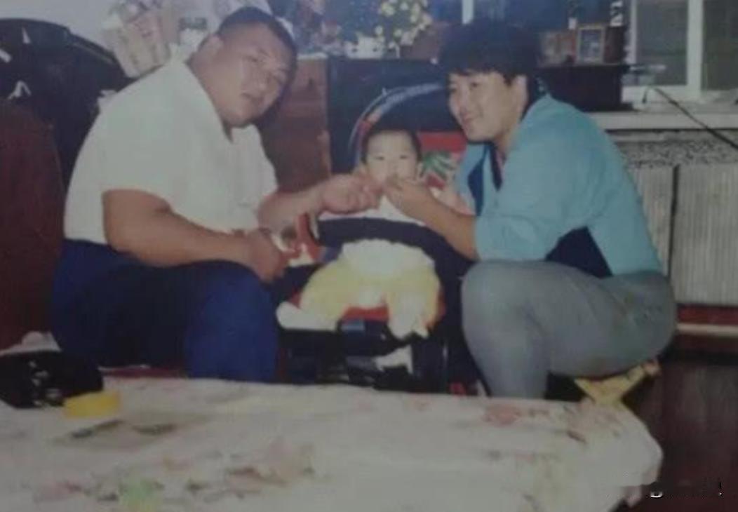 2003年，“举重冠军”才力去父母家吃饭。一向饭量惊人的他，连最爱的红烧肉都没吃