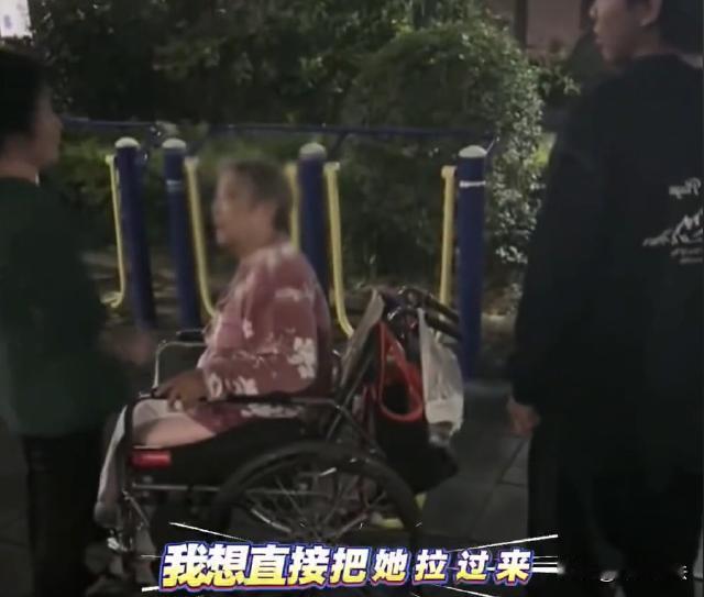 广东，一位小伙子跟女朋友，正在公园里散步。突然，不远处传来一阵争吵，然后就是响亮