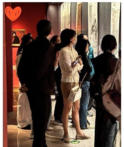 52岁董卿被路人拍到在北京博物馆，穿短裤运动鞋拎着帆布袋，旁边跟着白发驼背的老父