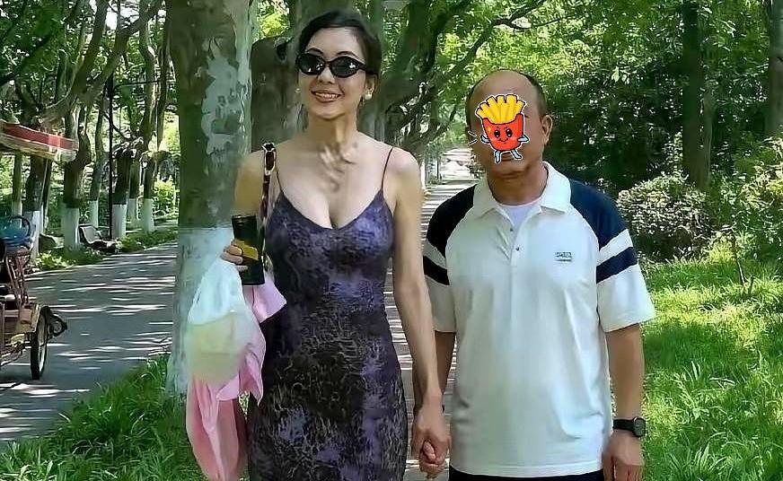 看着这张牵手照，你有没有想过：如果那个西装革履的男人，只是个普通打工仔，她还会这