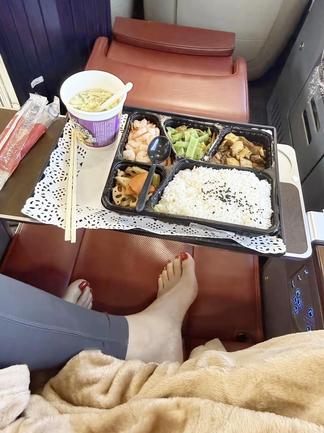 猜一猜！飞机上配泡面的舱位是什么等级？猜对的都是旅行达人来个小挑战！看这飞机餐