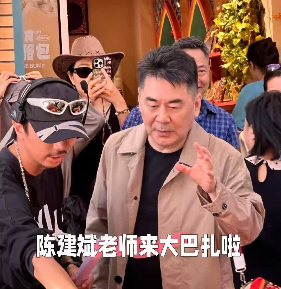 8月13日，陈建斌携蒋勤勤亮相新疆乌鲁木齐的大巴扎步行街，当日，这对明星夫妇的出