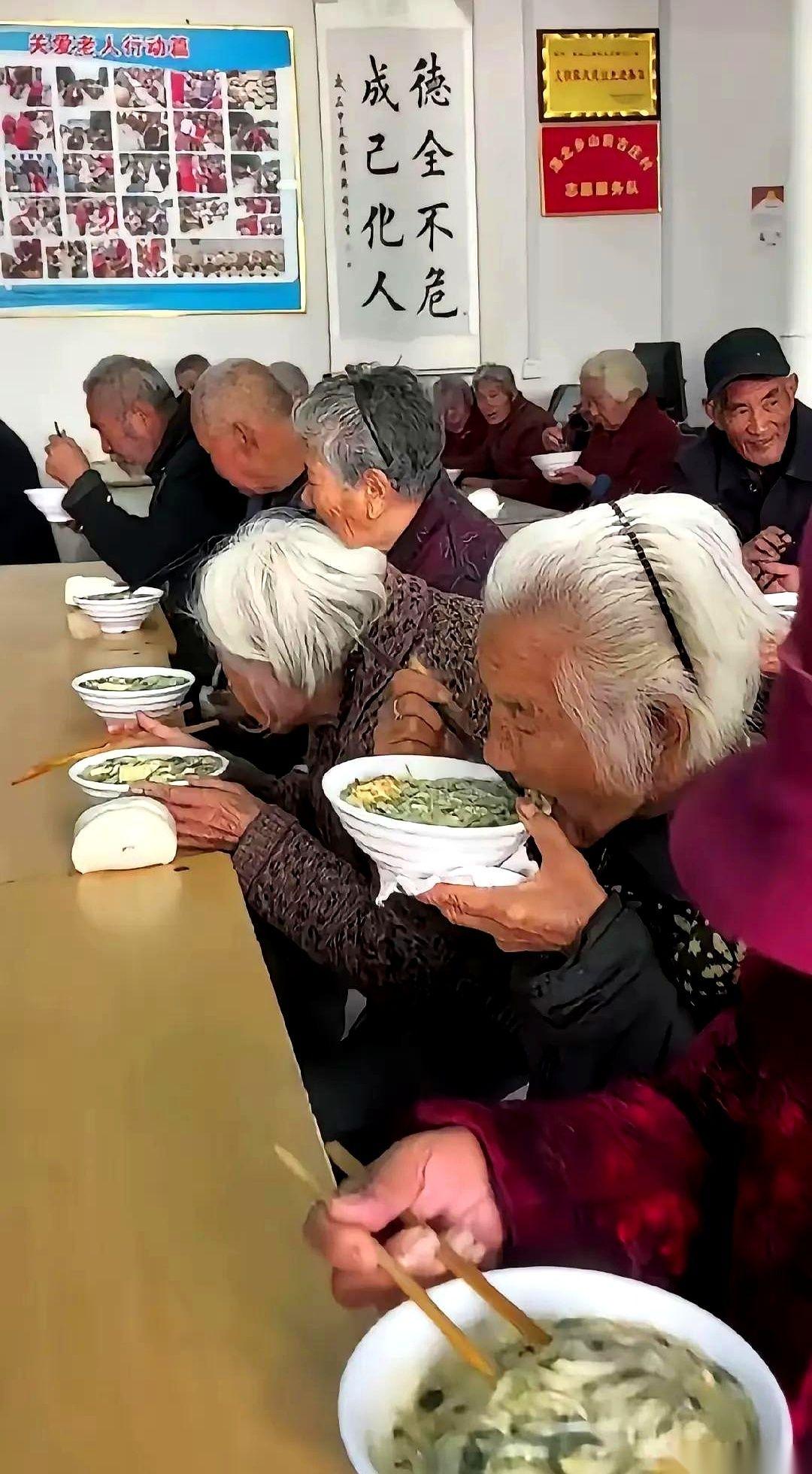 好多人笑话那些在网上写东西的老人，说他们写的都是退休金、旅游照、陈年旧事，挣不了