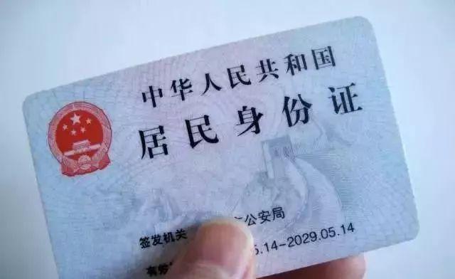 现在办理身份证太方便了，照相是机器，自己按指示拍，不满意，不符合可以重拍。
