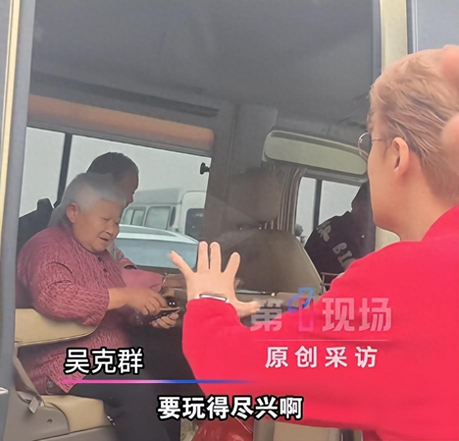 歌手吴克群被拍到在一餐厅洗菜