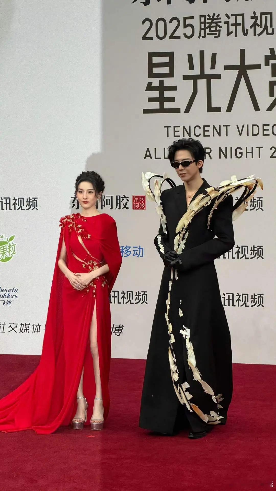 我不行了这照片笑死了，刘宇宁专门把演唱会战袍带来开物理防护罩，另外旁边怎么站个迎