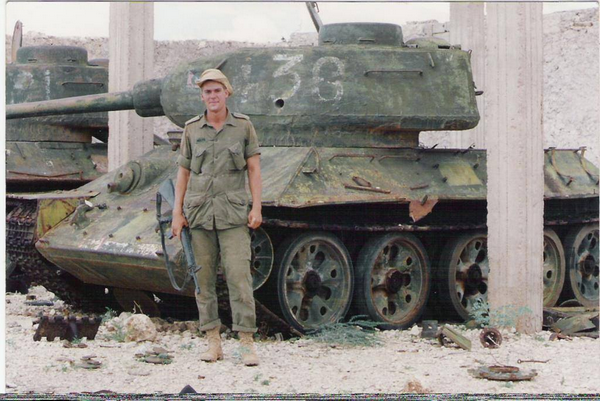 1993年索马里：加拿大士兵与战后改装坦克的珍贵合影