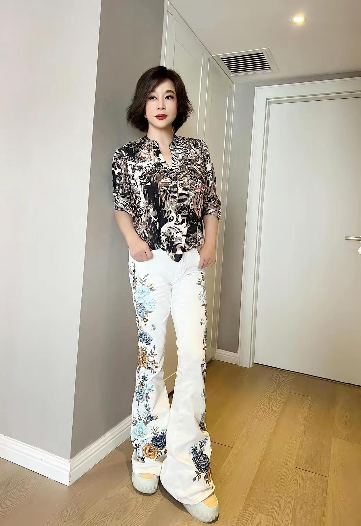 “刘姥姥”晒出一组美照，遭网友调侃：这是开了18级美颜吧！也太自欺欺人了。刘晓