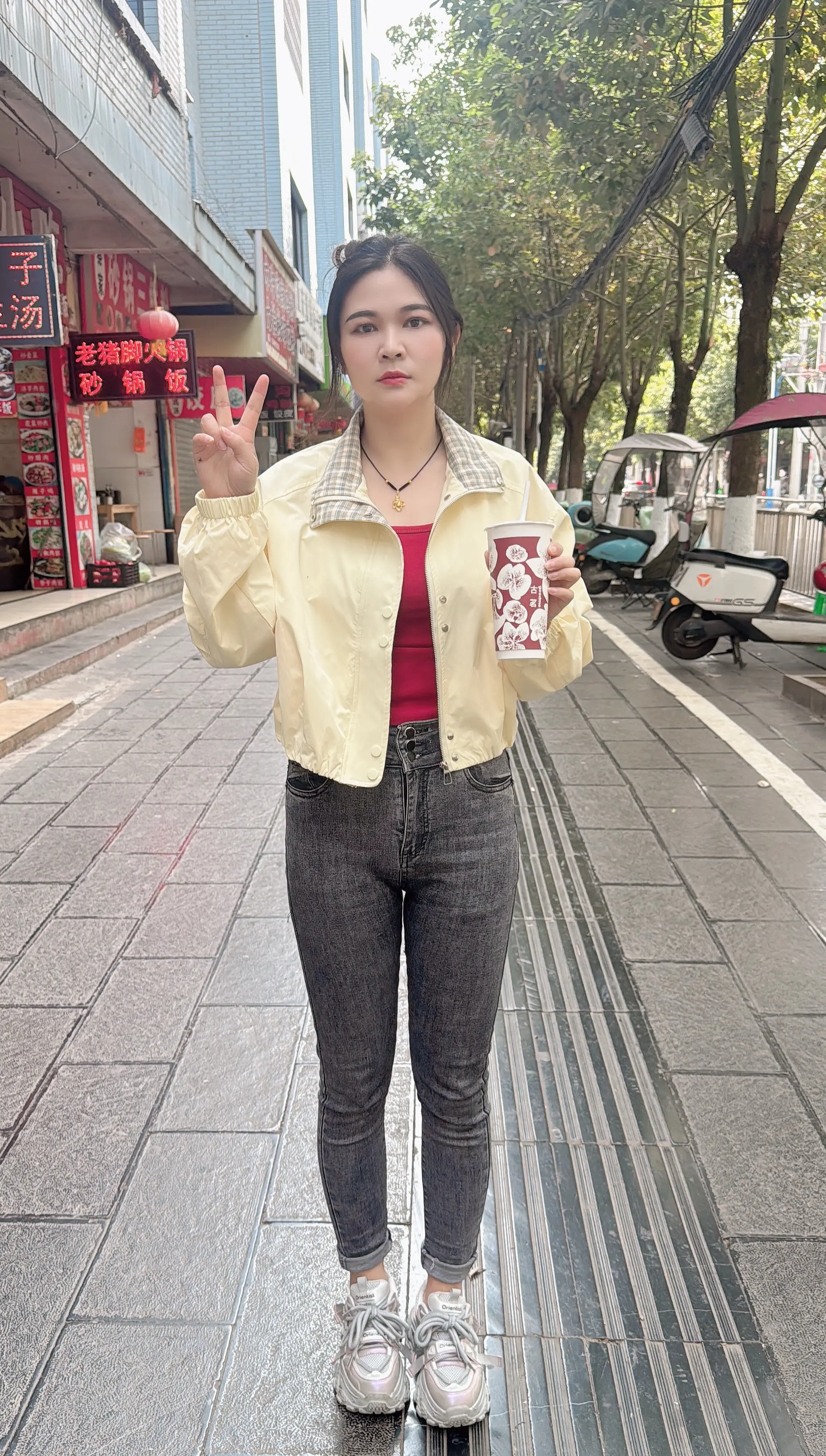 街头喝奶茶自拍