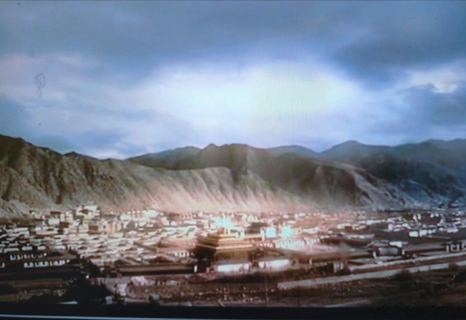 拉卜楞寺和《天下无贼》位于甘肃甘南藏族自治州夏河县，靠近青海境，地处青藏高原东北边缘，四周群山环抱，
