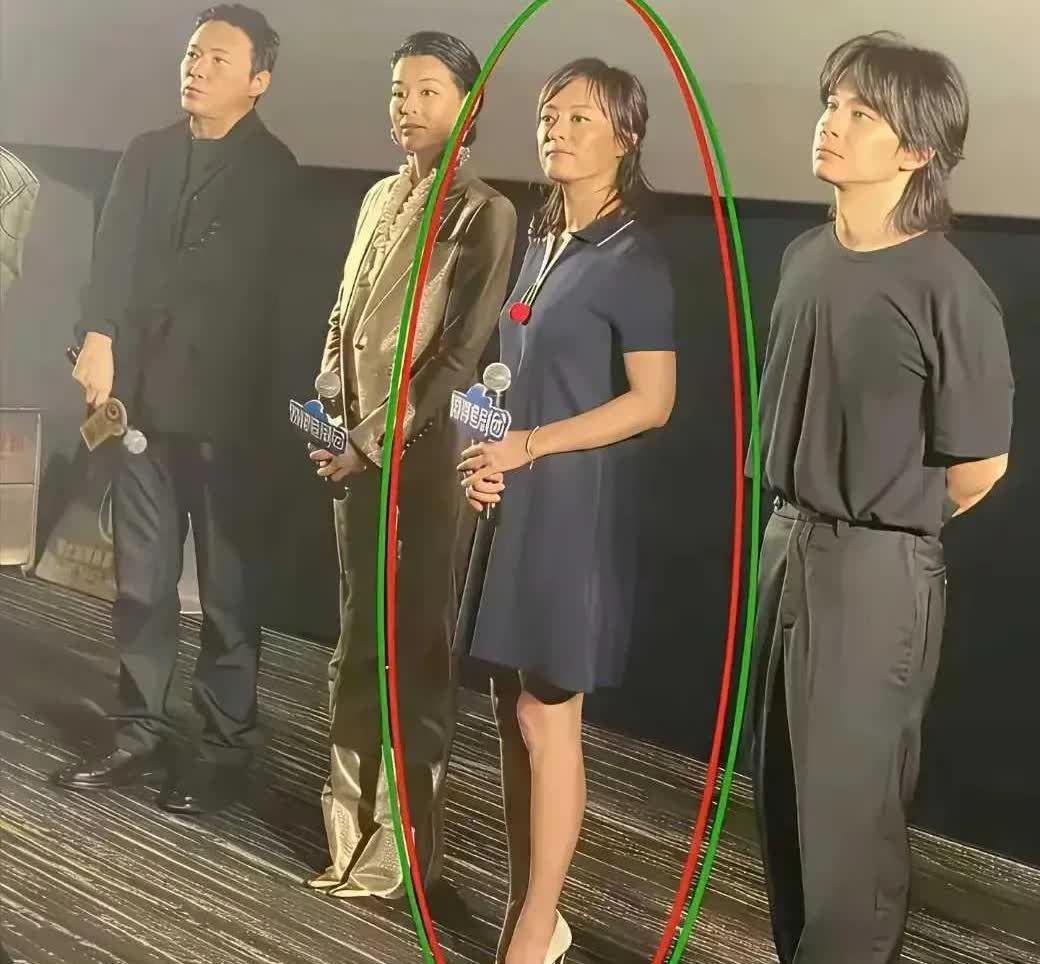 这是孙俪参加活动时的真实写照，无美颜无滤镜，其实她就是脑门大，颅顶低，头