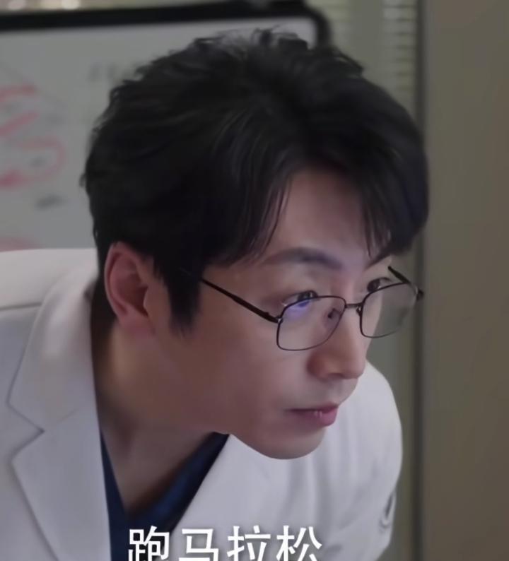 果然艺术来源于生活，白客在一部影视作品中对领导说：周四别排我班啊！跑马拉松。领