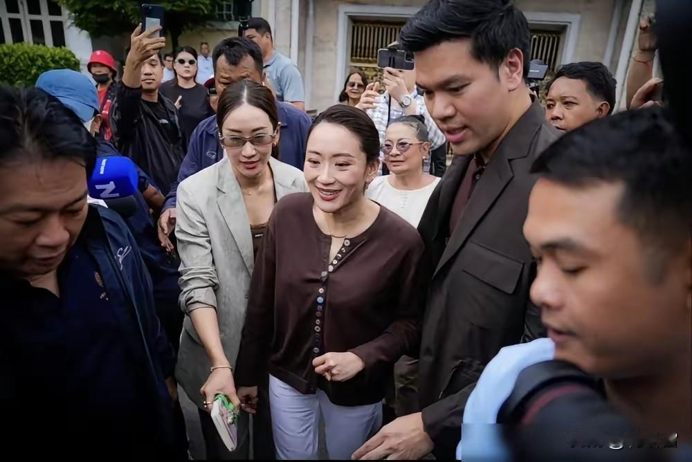 他信出狱，他信家族迎来正主。而佩通坦正在慢慢变稳重，她带领她姐姐萍通塔和她老公皮
