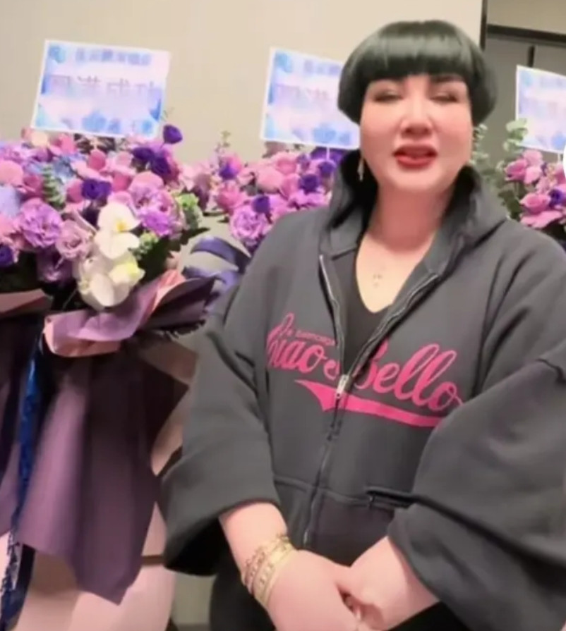 岳云鹏西安演唱会三大热议。一、三改头型。岳云鹏原来头型短平发中间桃型，彩排那天