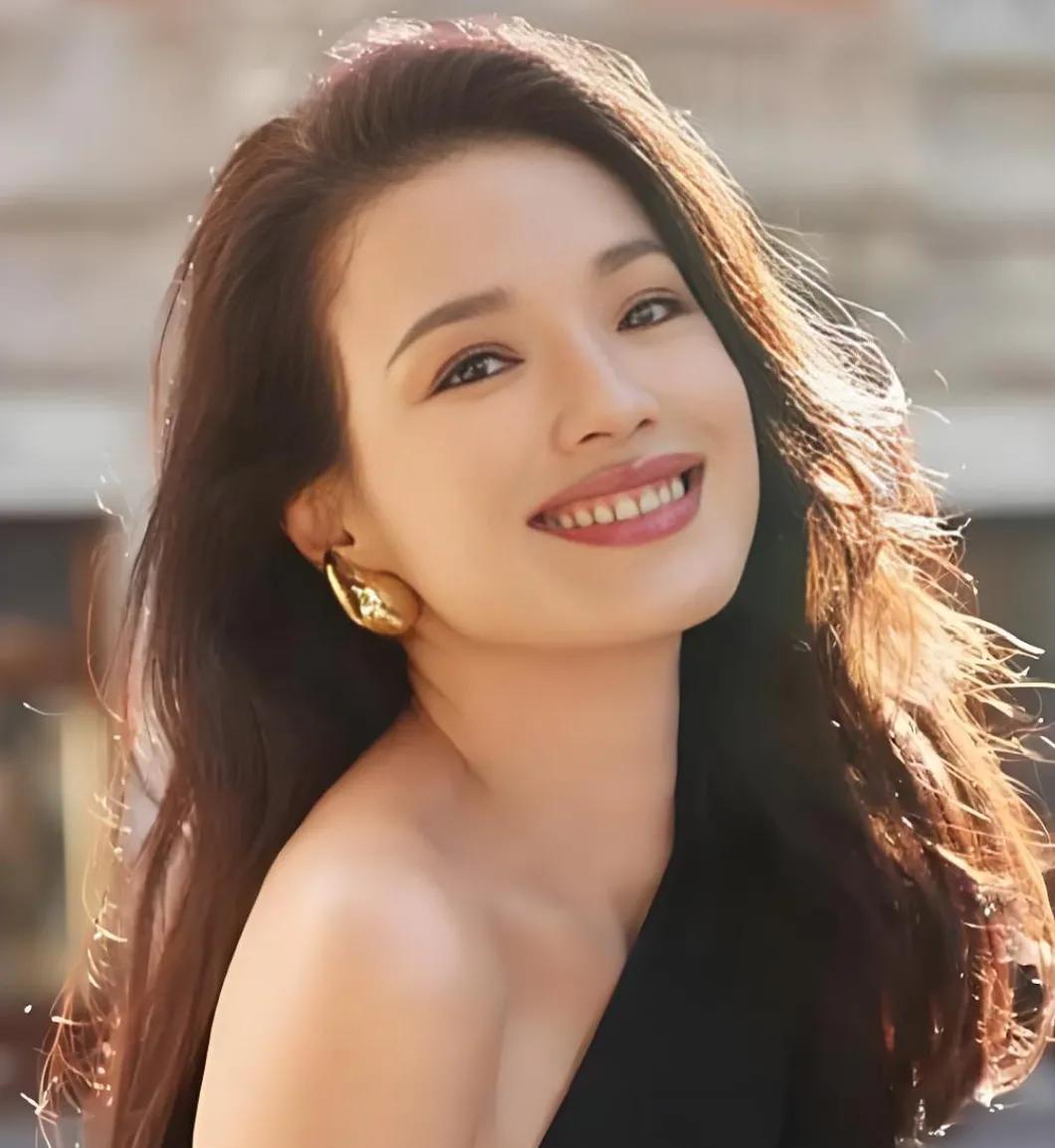 不知为什么，以前我从来没觉得过舒淇有多漂亮，老听别人在夸她，怎么怎么美！怎么怎么