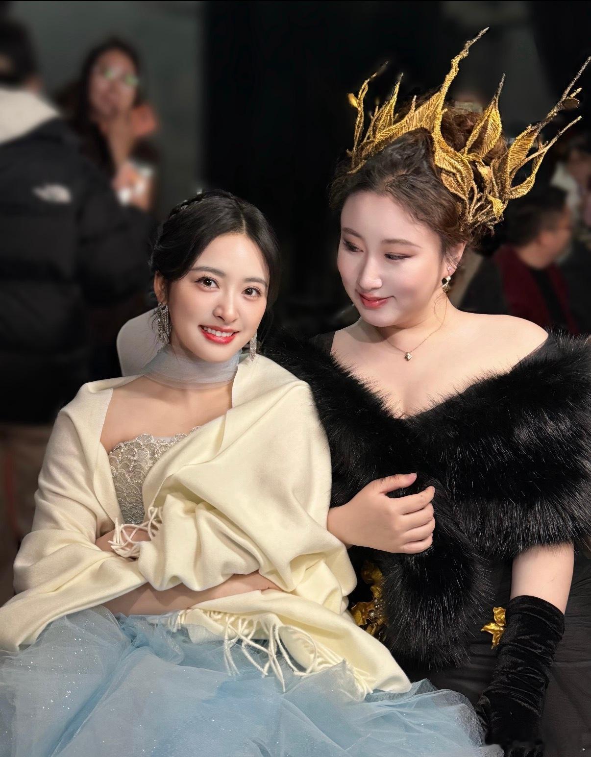 锤娜丽莎分享跟沈月合照沈月回复锤锤：很难形容图一很难形容沈月锤娜丽莎