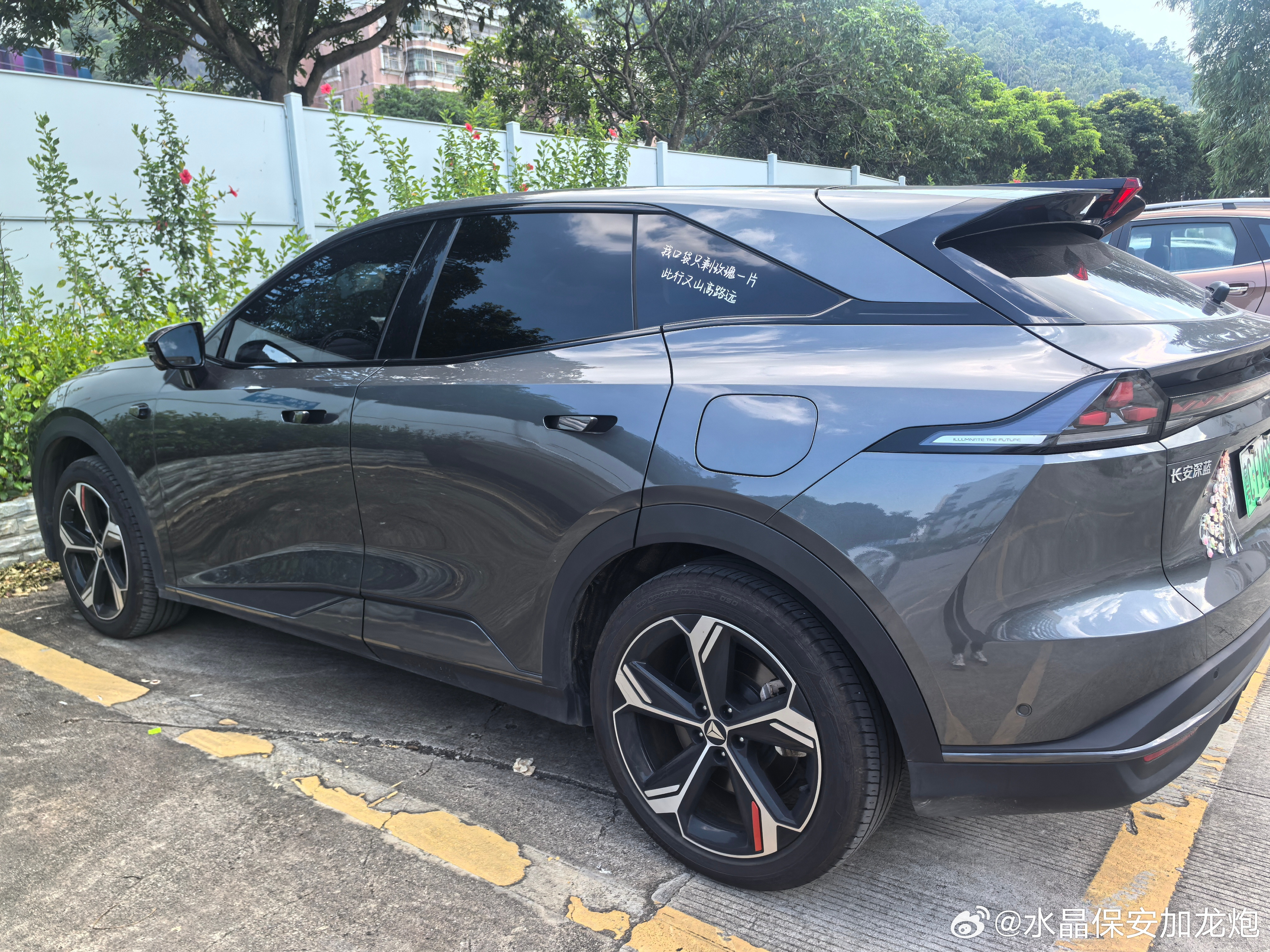 2025年10月提的车，到现在刚好一年。说几个真实感受。驾驶：华为ADSSE高速辅助驾驶是真香，长途
