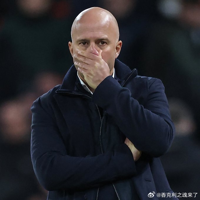 国外球迷推的评论：利物浦球迷提前离场，不是因为愤怒，而是因为认命了。比赛进行到6