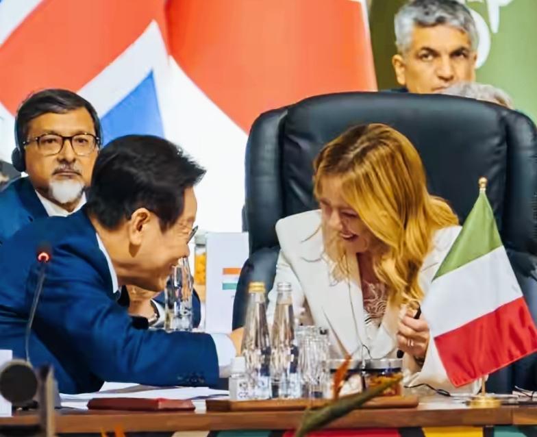 梅洛尼见了李在明笑的这么开心啊！两人应该交流的很愉快吧！李在明也露出了自己标