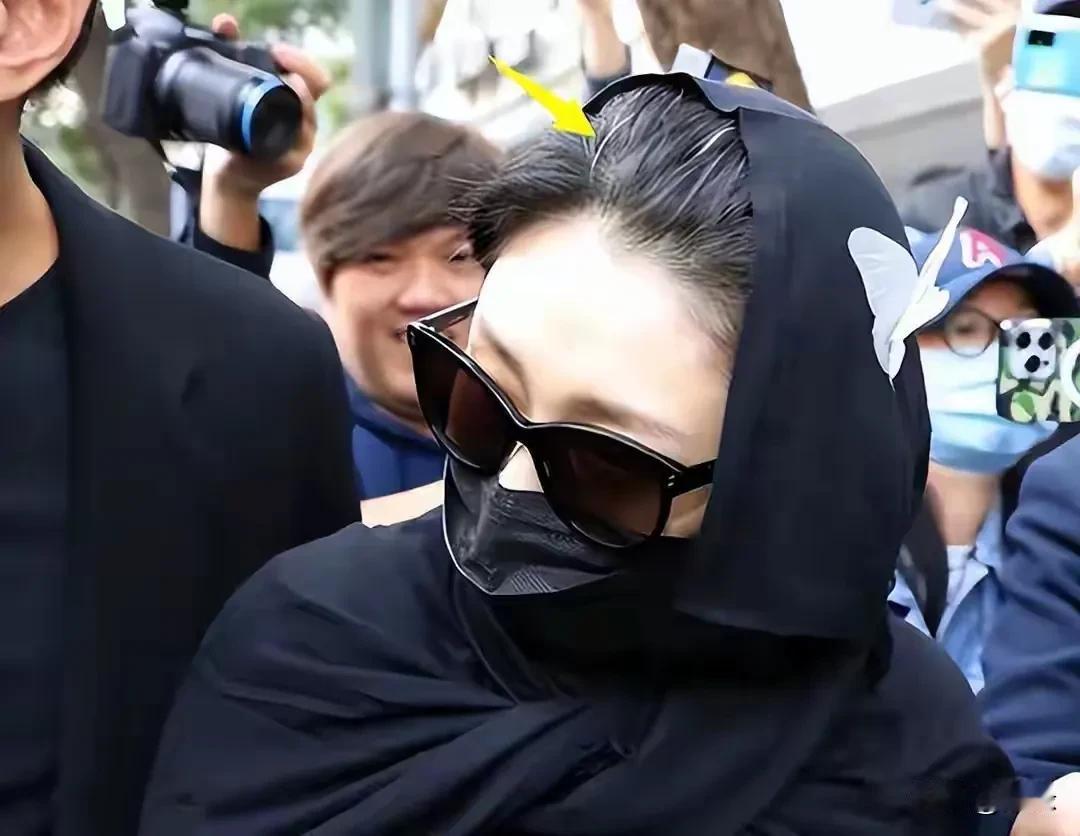 那个时候的大S，已经有清晰可见的青丝白发了，额头上却没有一丝皱纹。黑色墨镜，黑色