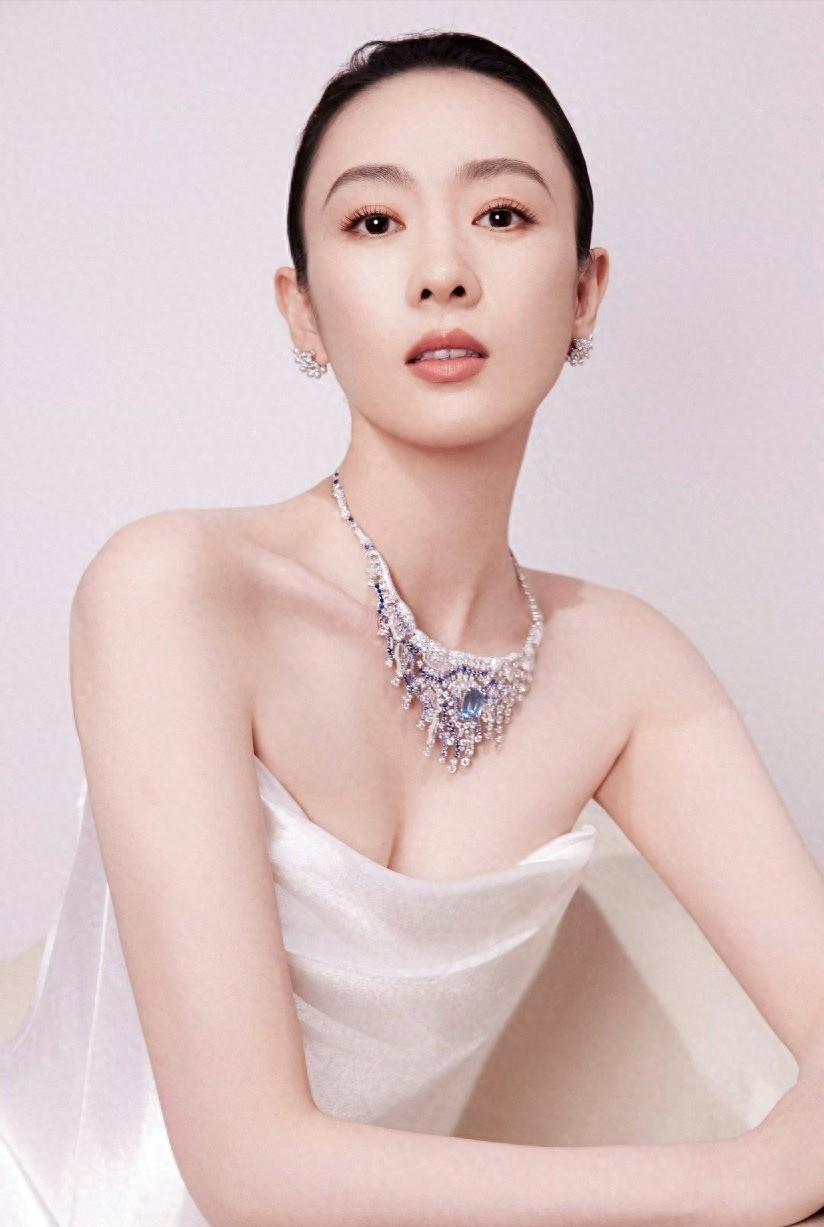 很多人只看到现在的童瑶，拿白玉兰、当评委、演技封神、人生开挂。但很少有人知道，她十八岁那年，经历了一