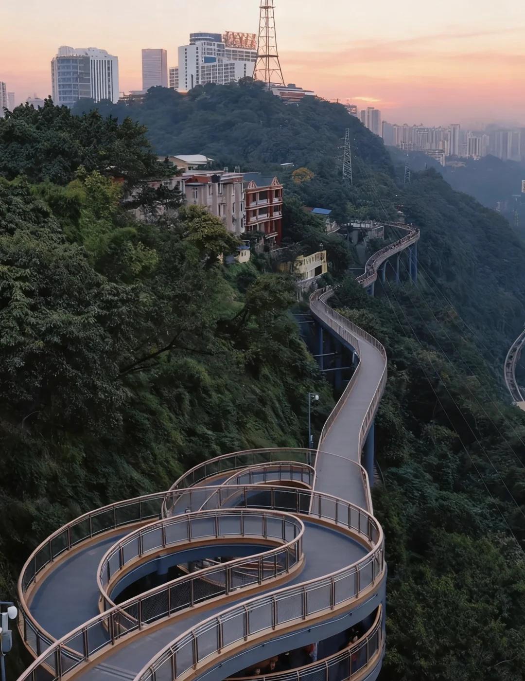 每次走完这条城市徒步线路，都会多爱重庆些一边是陡峭崖壁一边是江水和林立的高楼