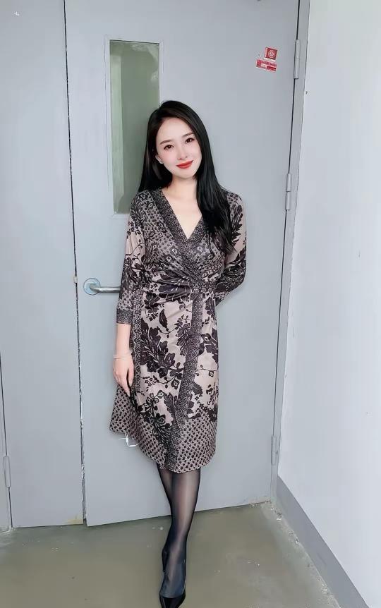 优雅气质，性感迷人，魅力十足，完美体现越沉淀越有味道的女神范本。