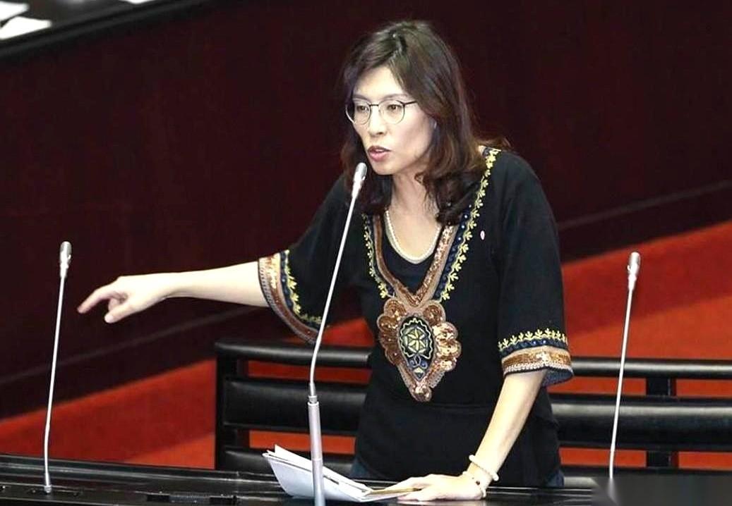 以后，郑丽文在国民党里，怕是真的可以横着走了。再也不用看谁的脸色，听谁的招呼。