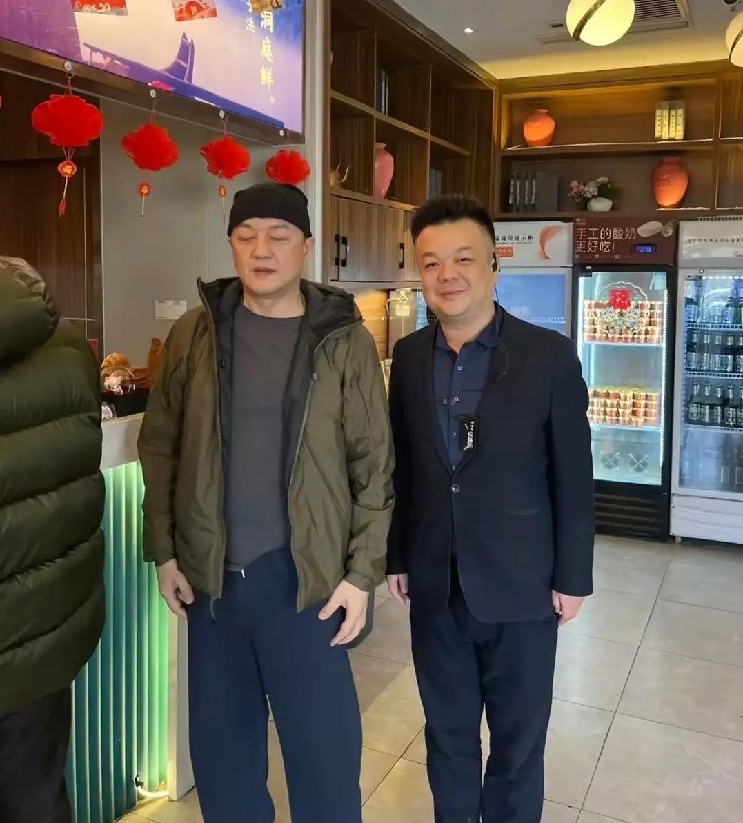 54岁李亚鹏在北京一家餐馆吃饭被偶遇，他的穿衣打扮朴素，脸部皮肉松弛，脸色好憔悴