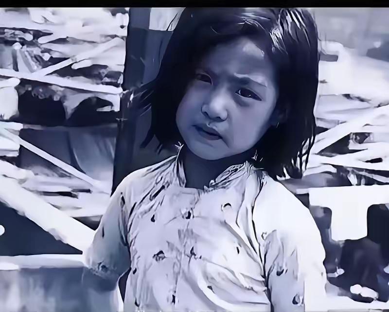 1937年，一个小姑娘落到了鬼子手里，鬼子急不可耐地就要霸王硬上弓，谁知，小姑娘