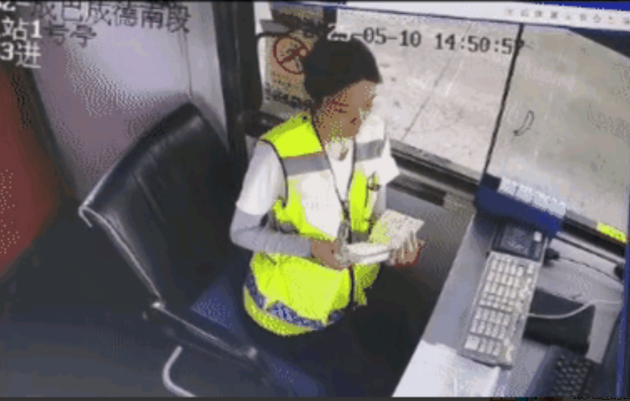 5月10日下午14:50左右，发生在云南昆明的一幕，真的是惊心动魄。女收
