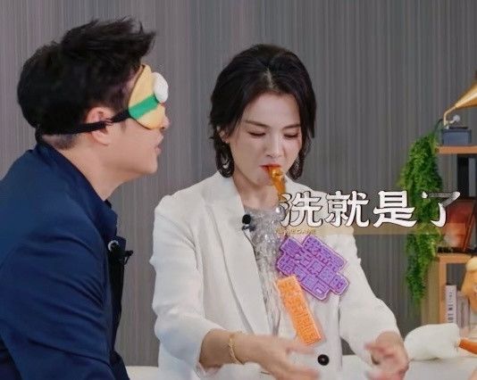 第一次看见刘涛急成这样谁把我们气场全开的涛姐逼成“口哨达人”了？潘玮柏蒙眼后仿