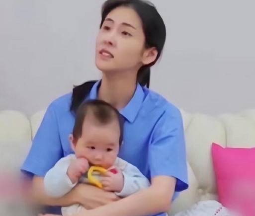 张碧晨和华晨宇的小宝贝长得超可爱，简直就是爸妈的缩小版。