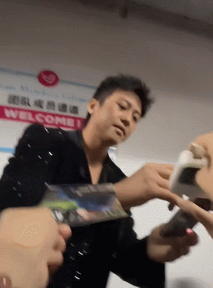邓超你把笔还我哈哈哈哈超哥果然有超哥的地方就有欢乐笑发财我了[笑着哭]