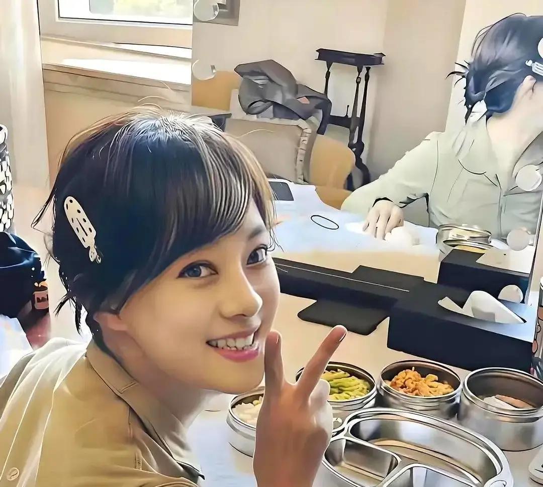 孙俪不是仙女，邓超也不是圣人。她能在片场指挥千军，回家却蹲下来给等等系鞋带