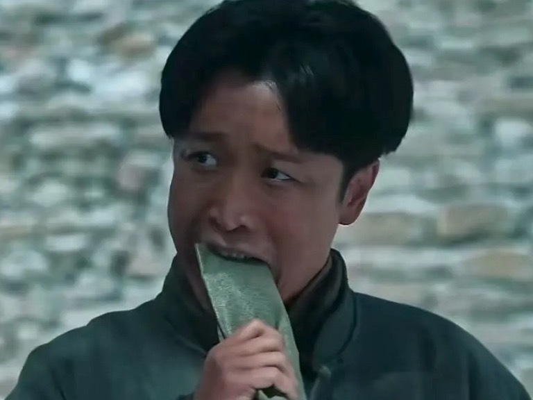 生万物的黑色煎饼到底什么味有没有山东姊妹给网友解解惑，生万物里的黑色煎饼是咋做的