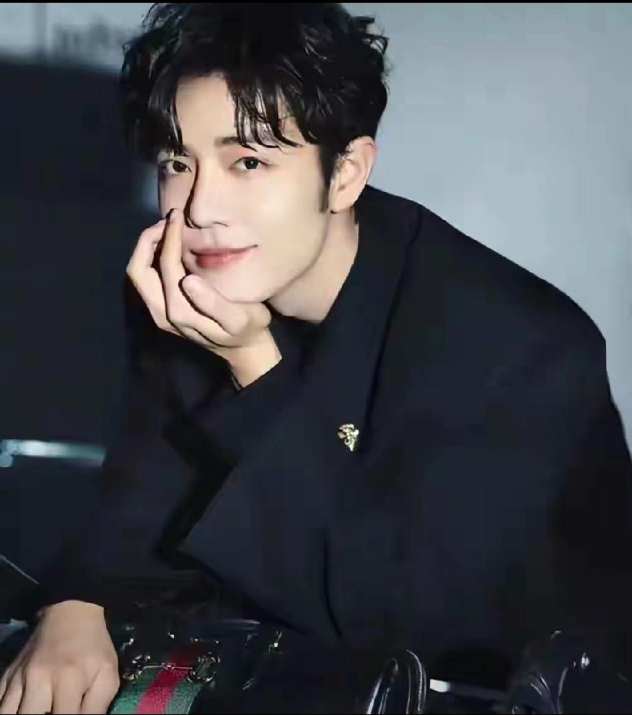 米兰一夜封神！34岁肖战，给内娱上了堂世界级巨星课米兰时装周，34岁肖战凭