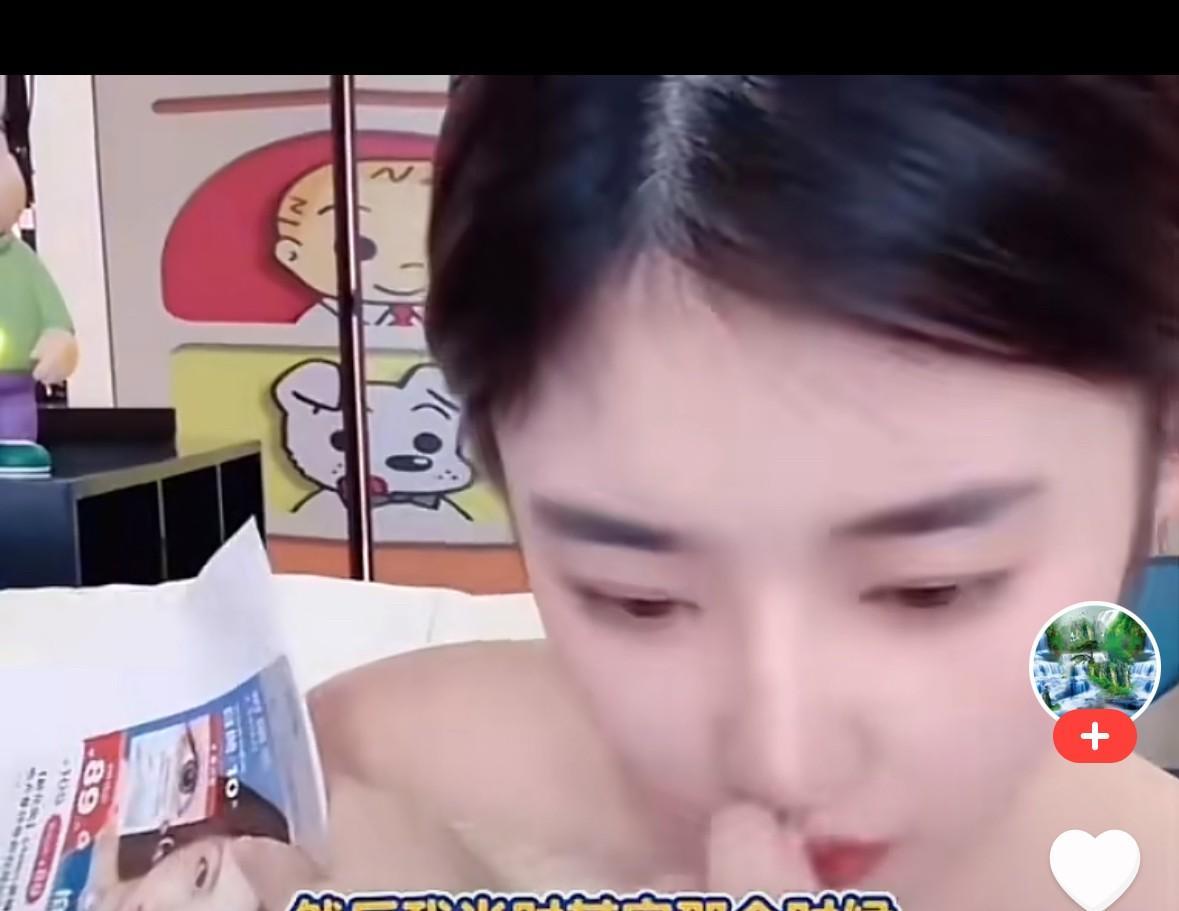 黄一鸣回忆第一次接触王思聪，幸福快乐的表情溢于言表，讲述过程的时候，明显能感觉到